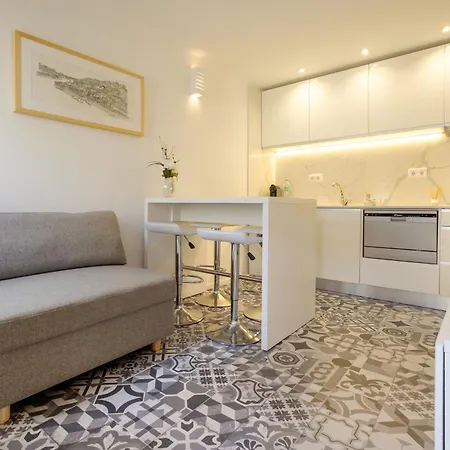 Cozy Downtown House Apartment